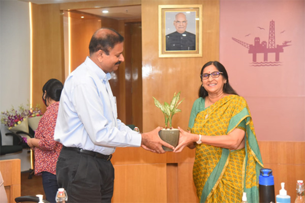 CMD Dr Alka Mittal welcoming CVO Ranjan Prakash Thakur (left)