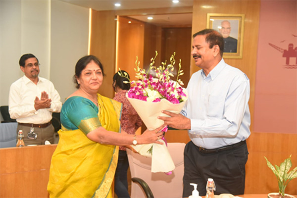 Director (Finance) Pomila Jaspal presenting a bouquet to CVO