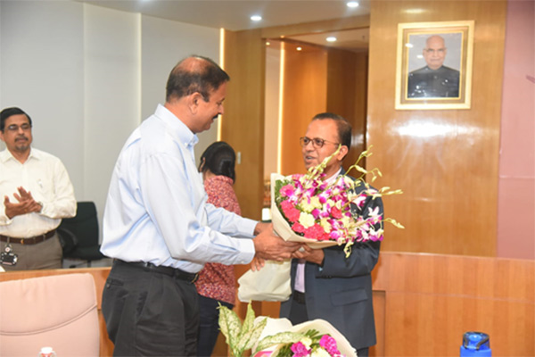 Director (Operations) of ONGC Videsh Limited ON Gyani welcoming Mr Thakur