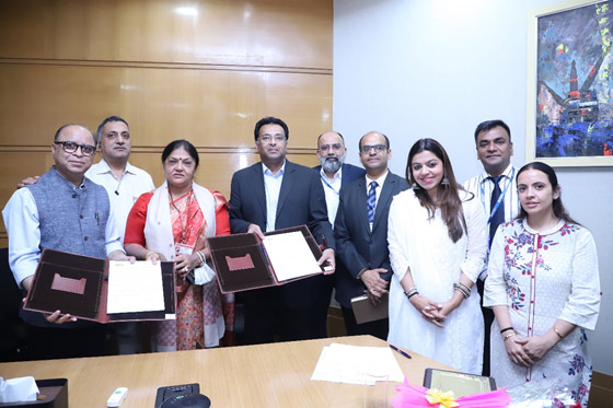 The ONGC-HDFC MoU: ONGC Director (Finance) Pomila Jaspal (center), ASTO-CWC President Amit Kumar (left), Banking Head-North-HDFC Bank Arun Mendiratta (right), Zonal Head Rishi Goyle and other senior officials of HDFC Bank