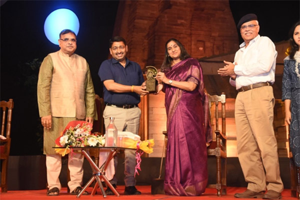 The award was presented to Dr Alka Mittal by DGP Uttarakhand Ashok Kumar, IPS, in the presence of MD ONGC Videsh Alok Gupta and General Secretary (Reach) RK Singh 