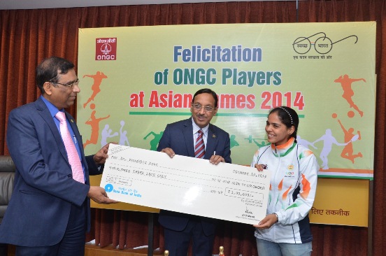 “I can barely walk 6 kms in an hour” – CMD tells Khushbir Kaur as Mr Varma presents the cheque