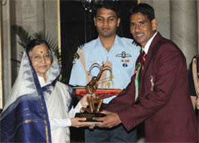 Jagseer Singh - a proud ONGCian and an 'PARALYMPIAN'... receiving the Arjuna Award from Her Excellency The President of India