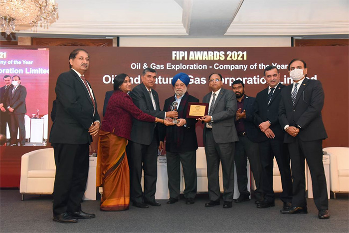 ONGC CMD, Directors receiving award from Petroleum Minister
