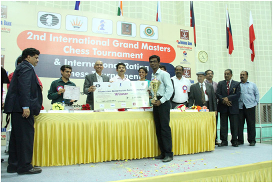Grand Master S P Sethuraman receiving the Prize from Tech Mahindra CTO Mr A S Murthy