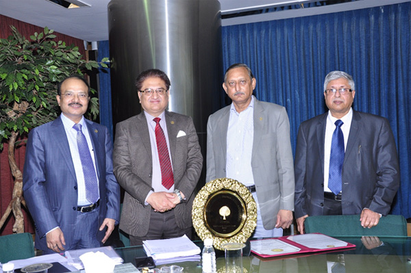 (From left): Director (T&FS), Director (HR), OSD (Exploration) and Chief CSR with the award