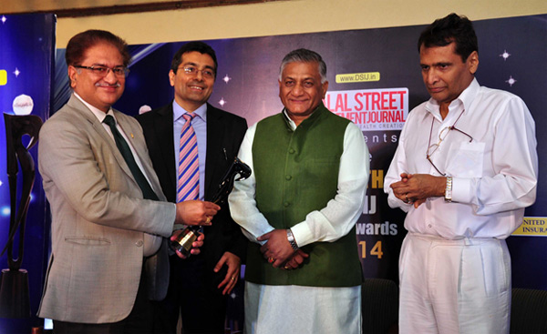 Director (HR) D.D. Misra receiving the award for ‘Maharatna of the year’ from Railways Minister Suresh Prabhu