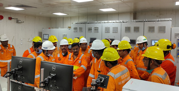 Director (Offshore) in discussion with ONGC and L&T team at NWIS-R Control Room