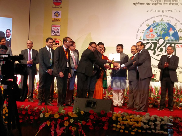 Team ONGC receiving award from Hon'ble Minister