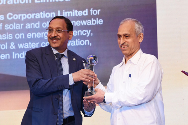 CMD receiving the award from Petroleum Secretary
