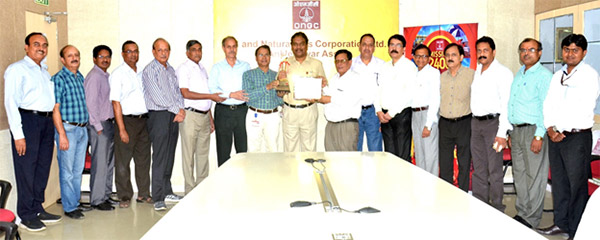Director (Exploration) accepting the award from GGM-Chief CM & SG