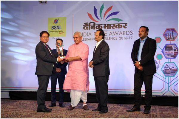 ONGC Director (HR) D. D Misra receiving the award from Minister of State for Railways Manoj Sinha