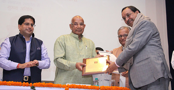 ONGC CMD Dinesh Kumar Sarraf (extreme right) receiving the Manav Rachna Excellence Award 2017