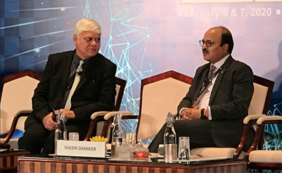 सीएमडी शशि शंकर (दाएं) नई दिल्ली में 8वें विश्व ऊर्जा नीति शिखर सम्मेलन में नरेंद्र तनेजा (बाएं) के साथ बातचीत करते हुए 