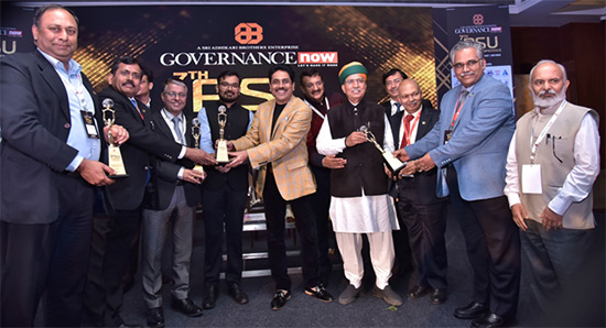 ओएनजीसी के कार्यपालक अर्जुन राम मेघवाल और शैलेश लोढ़ा से पीएसयू पुरस्कार प्राप्त करते हुए