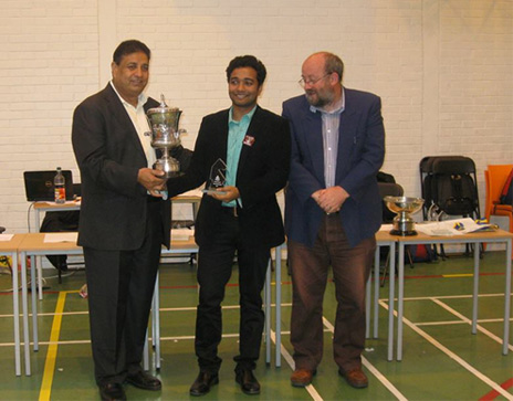 Grandmaster Deep Sengupta of ONGC receiving his trophy at Glasgow