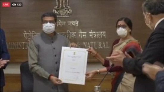 Director (HR) Dr Alka Mittal receiving Swachhata Pakhwada 2020 certificate from Petroleum Minister