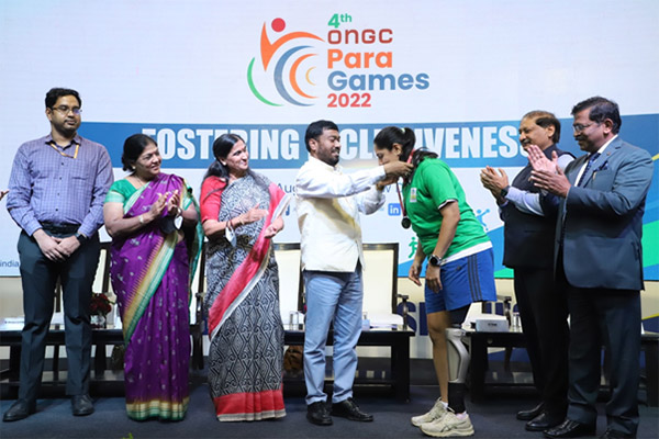 Minister of State of Petroleum and Natural Gas Rameswar Teli felicitating para athlete Manasi Joshi from BPCL along with other dignitaries