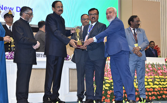 ED - Asset Manager PC Raval and General Secretary of ONG Mazdoor Sangh RH Pathan receiving the award for Lowest Injury Frequency Rate (LIFR) per Lakh Manshift for the Year 2016, from Vice-President Venkaiah Naidu 