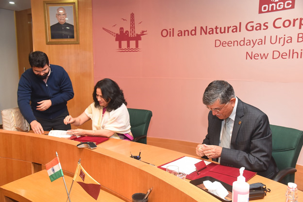 ONGC CMD and SECI MD signing the MoU