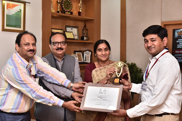 Rituraj Sahu (Right) with Director (HR) Dr Alka Mittal (Second from Right), Somesh Ranjan (Second from Left) and Shiladitya Bhattacharya (Left)