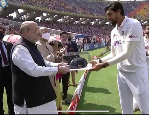 Ishant Sharma being felicitated by Home Minister Amit Shah