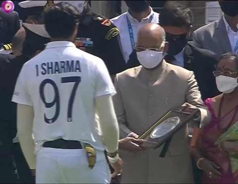 Ishant Sharma being felicitated by President Ramnath Kovind