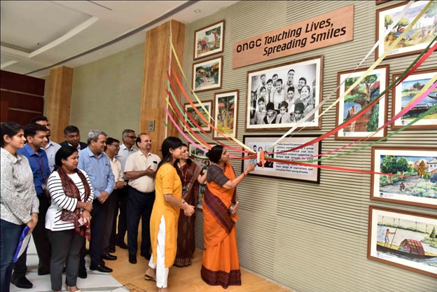 Director (HR) inaugurating the Wall full of Paintings by underprivileged