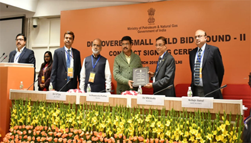S K Moitra, Director (Osnohore) receiving the contract copy from Hon’ble Minister for On-land Contract Area