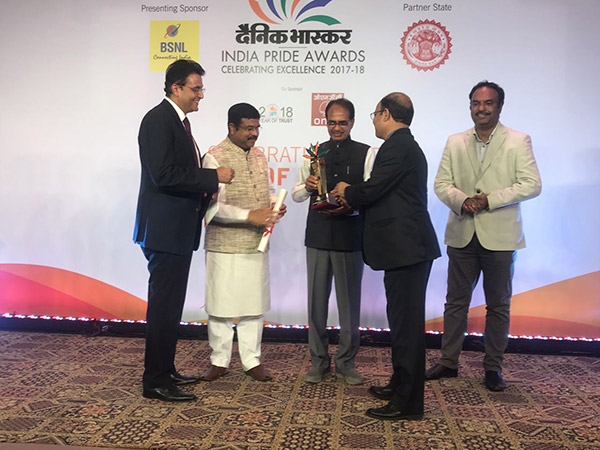 CMD Shashi Shanker receiving the award from Chief Minister of Madhya Pradesh and Union Minister of Petroleum & Natural Gas