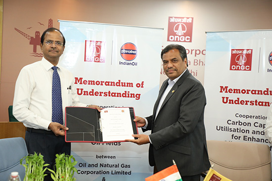 Directors of ONGC (Right) and  IOC (Left) exchange the MoU