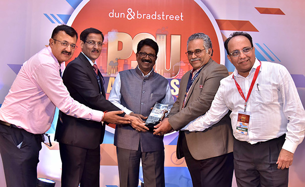 The Minister of Heavy Industries and Public Enterprises Arvind Ganpat Sawant (Middle) giving the Dun & Bradstreet awards to ONGC Director (T&FS) N C Pandey (Second from left), Chief CSR SSC Parthiban (second from right), ED Excom Sanjay Chawla (Right) and Tanuj Upadhyay - Corporate Planning (Left)