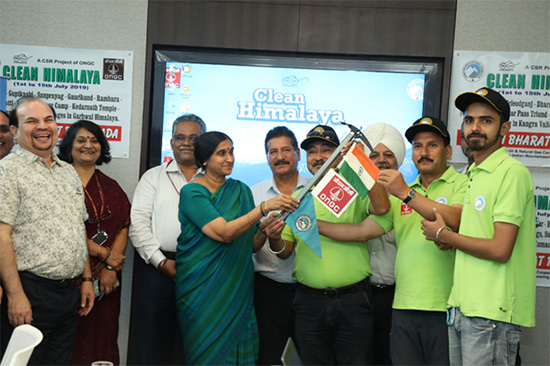 Director (HR) flagging off the Clean Himalaya Expedition at ONGC Delhi office