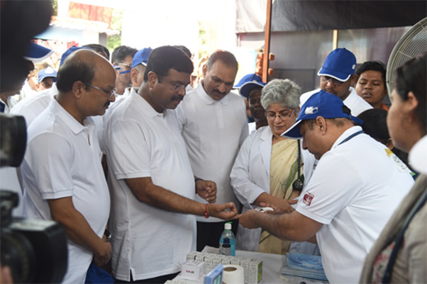 Hon’ble Minister along with CMD ONGC taking part in ONGC’s Health Camp