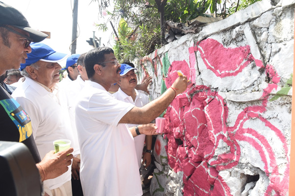 Hon’ble Minister   Dharmendra Pradhan launching the street art painting
