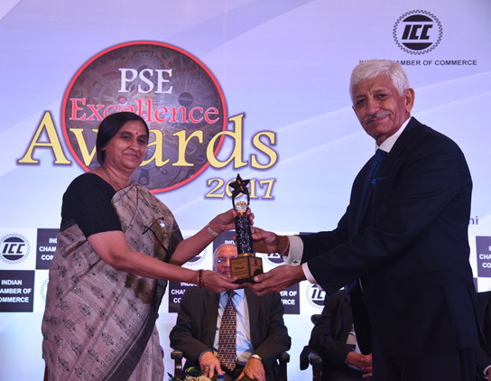 Dr. Alka Mittal, GGM (HR) & Director HR designate, ONGC receiving the award on behalf of ONGC from Dr. Ajay Dua, Former Secretary, Ministry of Commerce & Industry, Govt. of India
