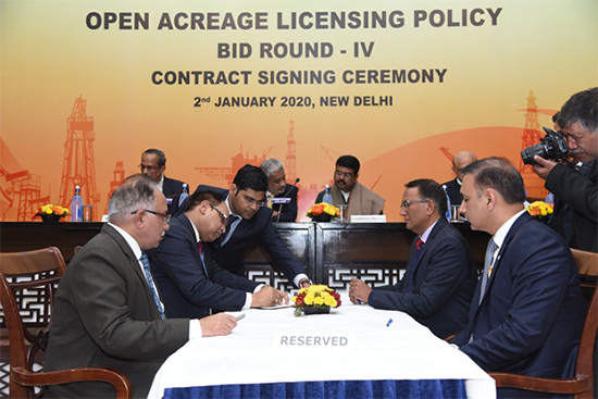 Director (Exploration) RK Srivastava signing the OALP contract