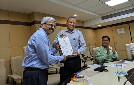 H Madhavan presenting the HDOR Certificate to Sreenivas Bhat Padoor