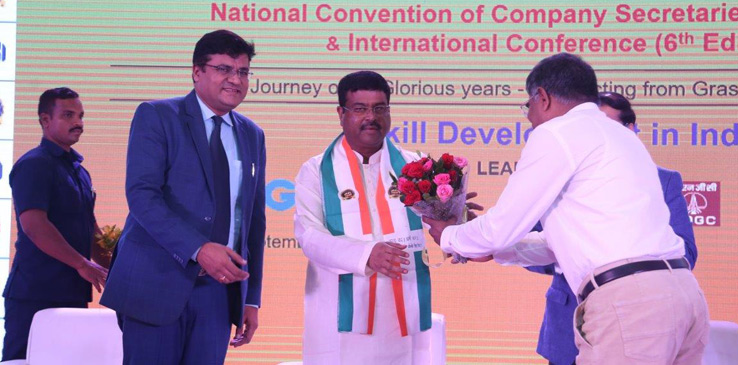 Company Secretary welcomes Hon'ble Minister Shri Dharmendra Pradhan at Golden Jubilee National Convention of ICSI