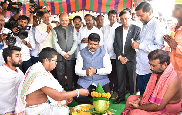 The Minister offering puja for prosperity for the nation