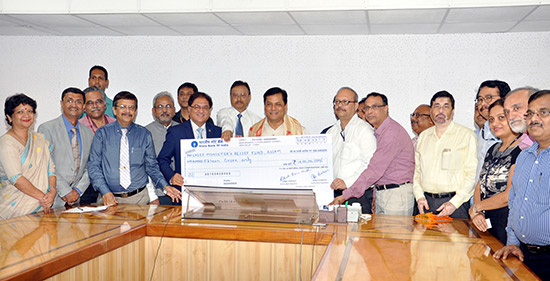Representatives of oil PSUs led by D D Misra, Director (HR), ONGC handing over the cheque to Shri Sarbananda Sonowal, Hon’ble Chief Minister of Assam