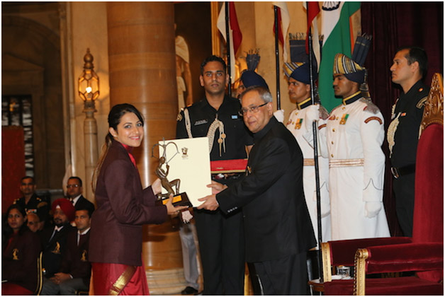 President Pranab Mukherjee presenting Arjuna Award to shooter Heena Sindhu
