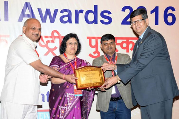 Head Regional Office, S Gopinath, ONGC Mumbai receiving the award