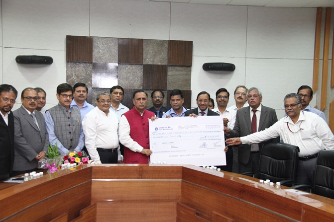 Representatives of oil PSUs led by D. K. Sarraf, CMD, ONGC handing over the cheque to Vijay Ramniklal Rupani, Hon’ble Chief Minister of Gujarat