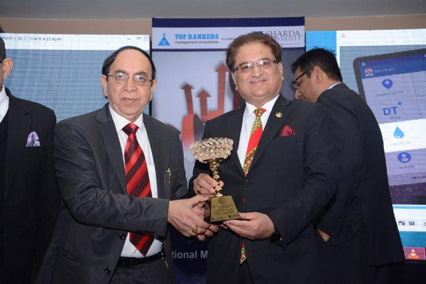 D.D.Misra receiving the Award from V.S.K Sood
