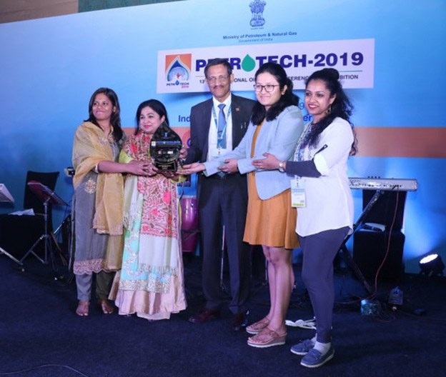 Team ONGC receiving the Shenergy Award From left: Meena Mourya, Runa Mazumder, Jyoti Rana and Sharannya Nair