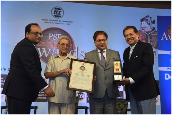 Mr Misra receiving award for excellence in Research and Development, Technology Development and Innovation