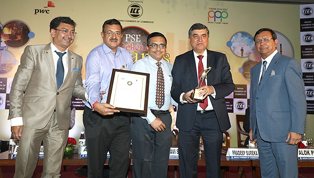 ONGC receives the Runner Up trophy for CSR & Sustainability from Vice President, Indian Chamber of Commerce Pradeep Sureka (Right)