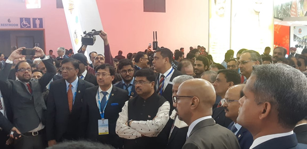 Hon’ble Petroleum Minister glued to Live the Molecule story being showcased at the ONGC Pavilion