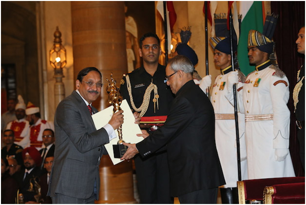 CMD Mr. D.K. Sarraf receiving Rashtriya Khel Protsahan Puruskar from President of India Mr. Pranab Mukherjee